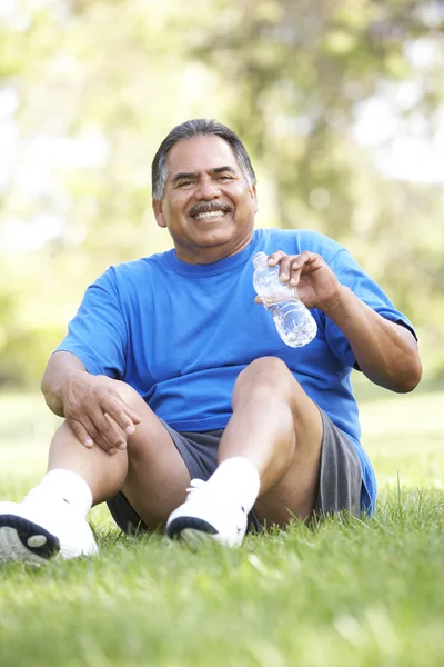 Homem sênior relaxante após o exercício — Fotografia de Stock