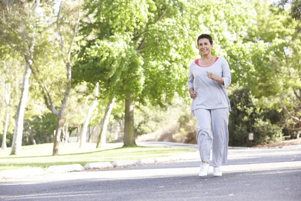 年配の女性が公園でジョギング — ストック写真