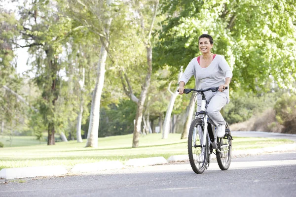 Üst düzey kadın parkta Bisiklet — Stok fotoğraf