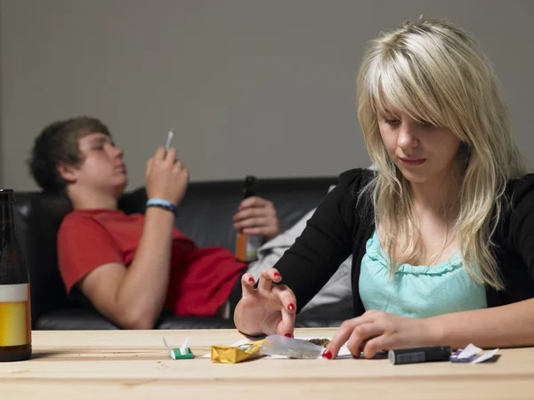 Nastoletnia para biorąc narkotyków w domu — Zdjęcie stockowe