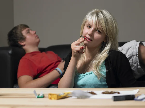 Teenager-Paar nimmt Drogen zu Hause — Stockfoto