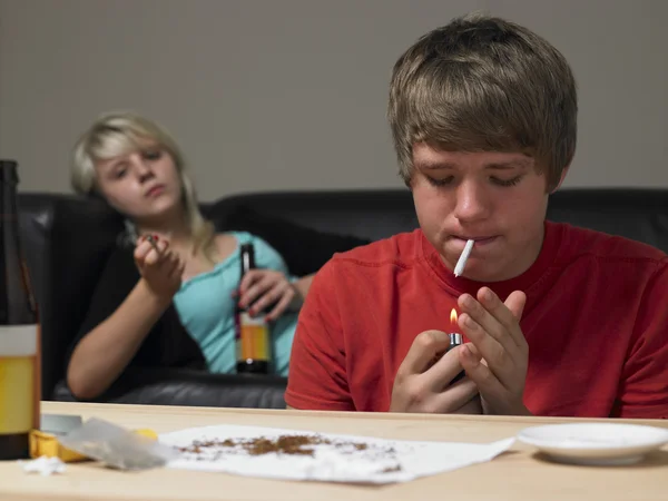Casal Adolescente Tomando Drogas Casa — Fotografia de Stock