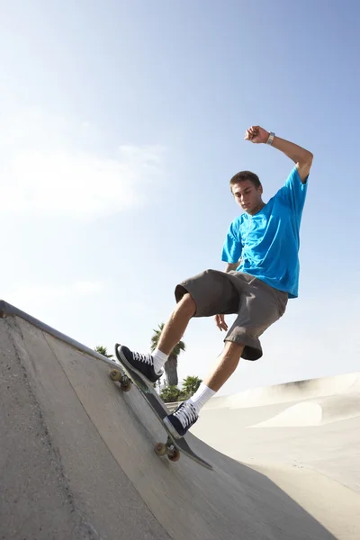 スケート ボード公園で 10 代の少年 — ストック写真