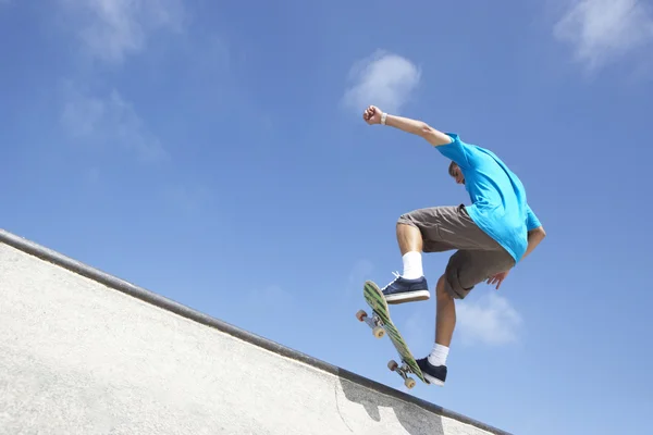 Tonårspojke Skateboardpark — Stockfoto