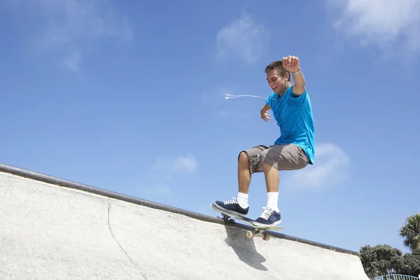Підлітком у парку скейтборд — стокове фото