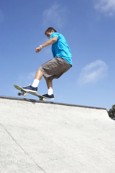 Teenager im Skateboard-Park — Stockfoto