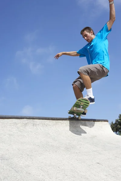 Adolescente Menino Skate Parque — Fotografia de Stock