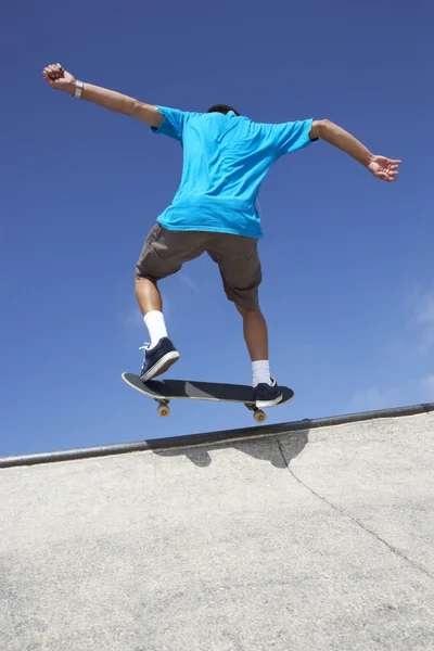 Dospívající chlapec v skateboard park — Stock fotografie