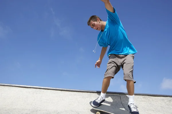 Dospívající Chlapec Skateboard Park — Stock fotografie