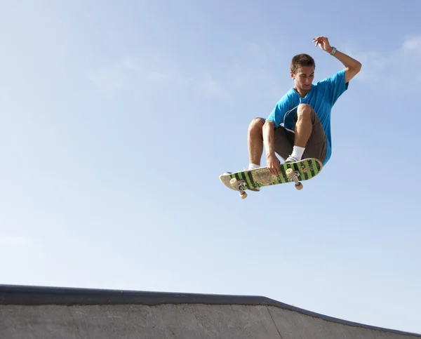 Ragazzo adolescente in skateboard park — Foto Stock