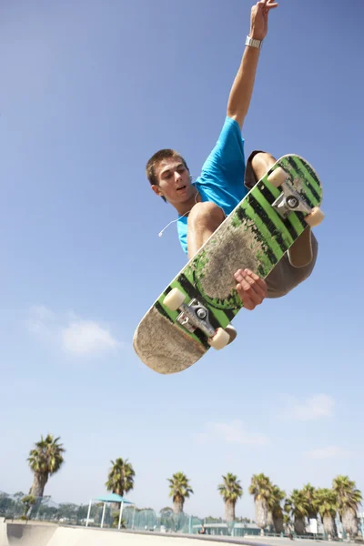 Tonårspojke i skateboardpark — Stockfoto
