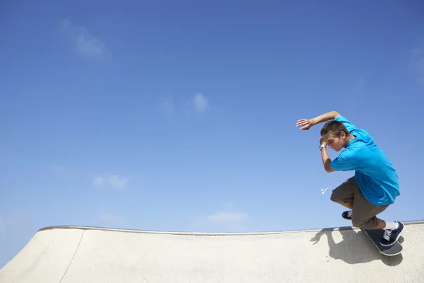 Nastoletni Chłopiec Skate Parku — Zdjęcie stockowe