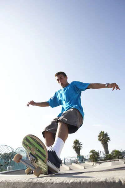Tiener in skateboard park — Stockfoto