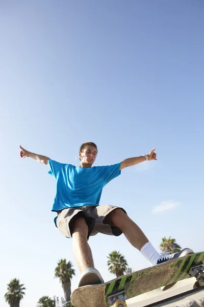 スケート ボード公園で 代の少年 — ストック写真