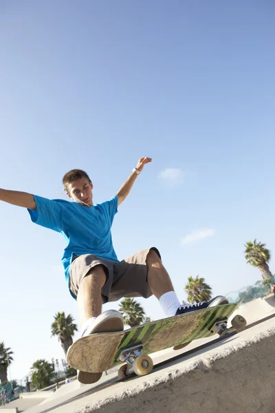 スケート ボード公園で 10 代の少年 — ストック写真