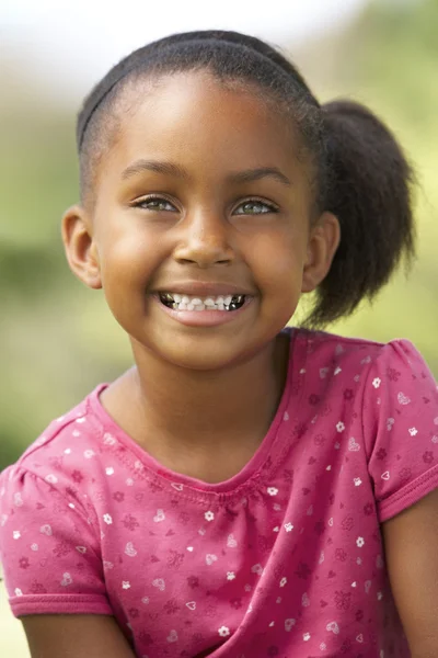 Portret Młodej Dziewczyny Siedzi Parku — Zdjęcie stockowe