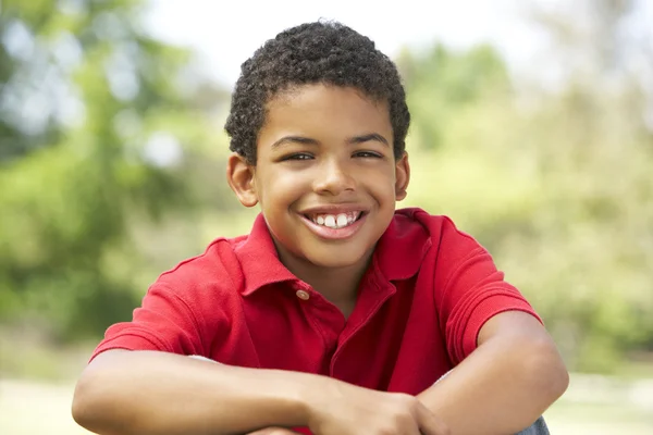 Porträtt av ung pojke i park — Stockfoto