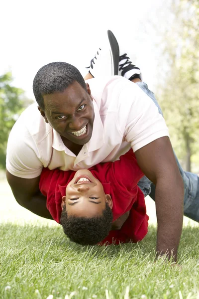 Porträt eines glücklichen Vaters und Sohnes im Park — Stockfoto
