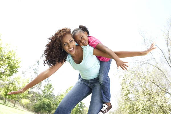 Portret van gelukkige moeder en dochter in park — Stockfoto