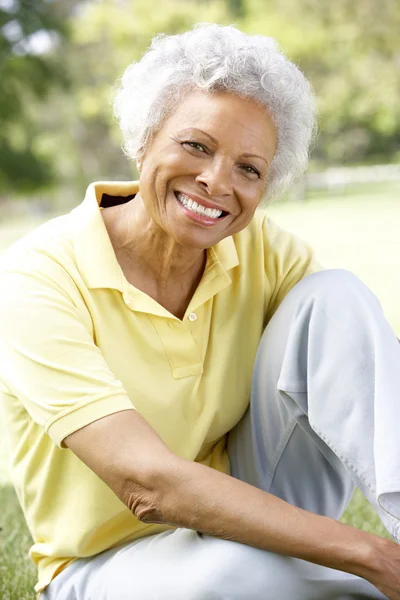 Portrait de femme âgée souriante à l'extérieur — Photo