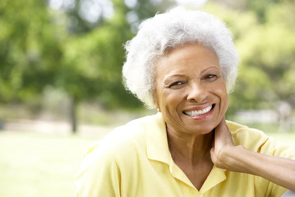 Ritratto di sorridente donna anziana all'aperto — Foto Stock