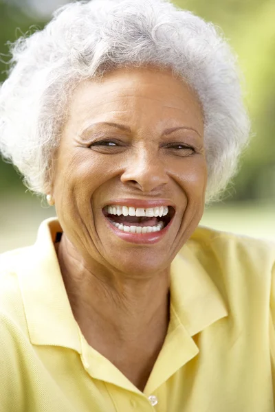 Portret van glimlachen senior vrouw buitenshuis — Stockfoto