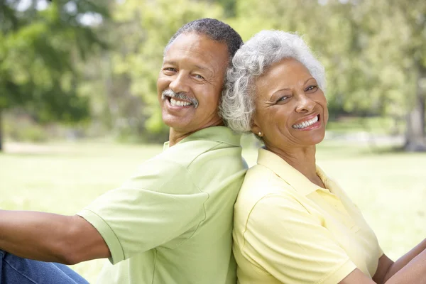Portret pary seniorów w parku — Zdjęcie stockowe