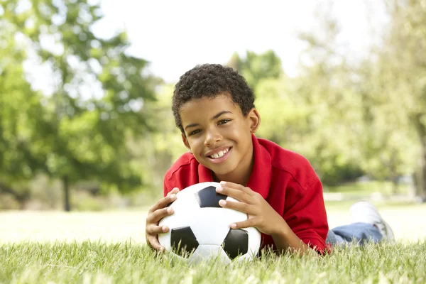 Pojke i park med fotboll — Stockfoto