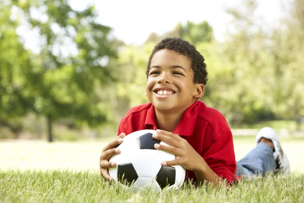 Αγόρι στο πάρκο με το ποδόσφαιρο — Φωτογραφία Αρχείου