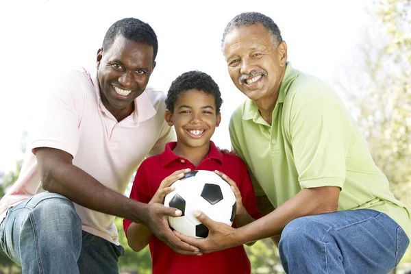 Nonno con figlio e nipote in parco con calcio — Foto Stock