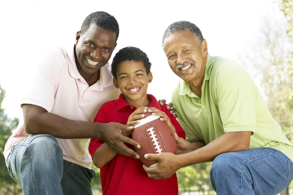 Nagyapa, fia és unokája, a park, az amerikai futball — Stock Fotó