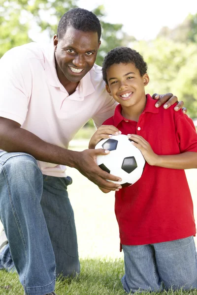 父と息子のサッカー公園内 — ストック写真