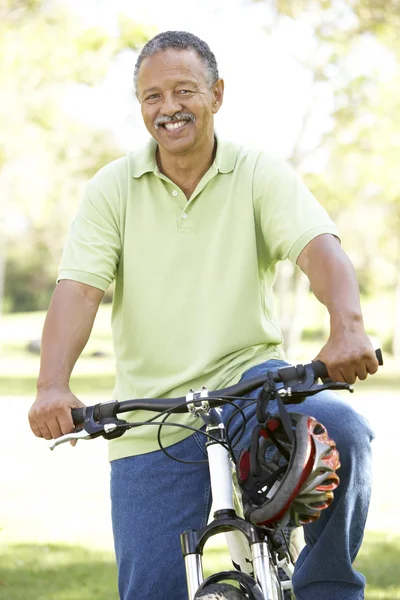 Anziani Man Riding Bike Park — Foto Stock