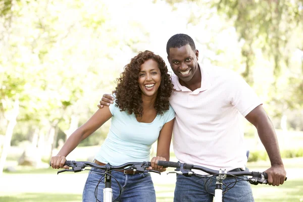 Par på cykeln ritt i park — Stockfoto