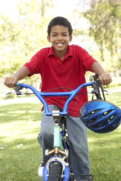 Çocuk Parkta Bisiklet Sürüyor — Stok fotoğraf