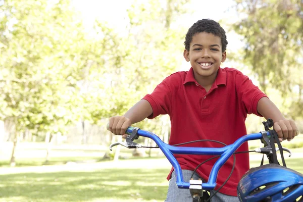 Boy Montar Bicicleta Parque —  Fotos de Stock