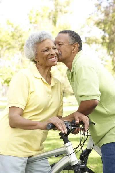 Seniorenpaar fährt Fahrrad im Park — Stockfoto
