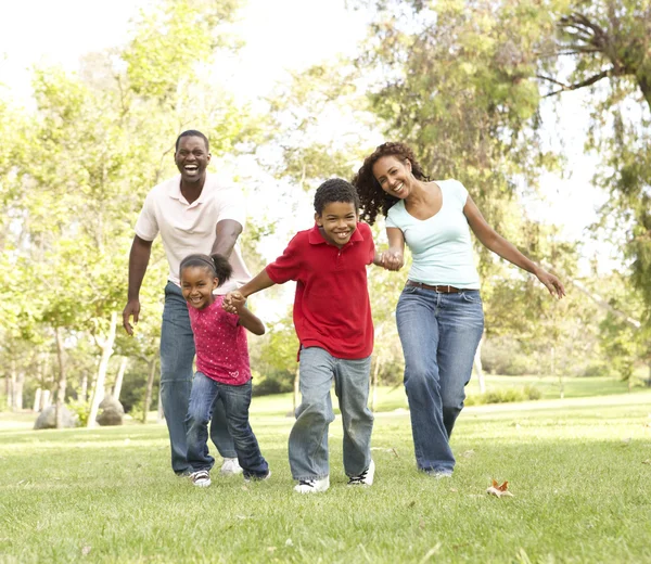 Familie genieten van wandeling in het park — Stockfoto