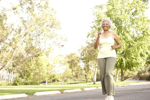 Femme âgée jogging dans le parc — Photo