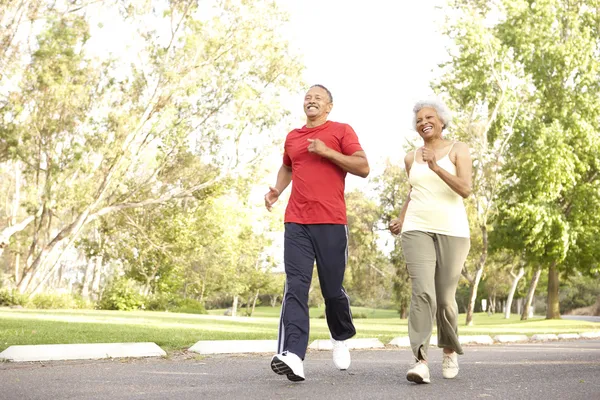 Senior paar joggen in park — Stockfoto