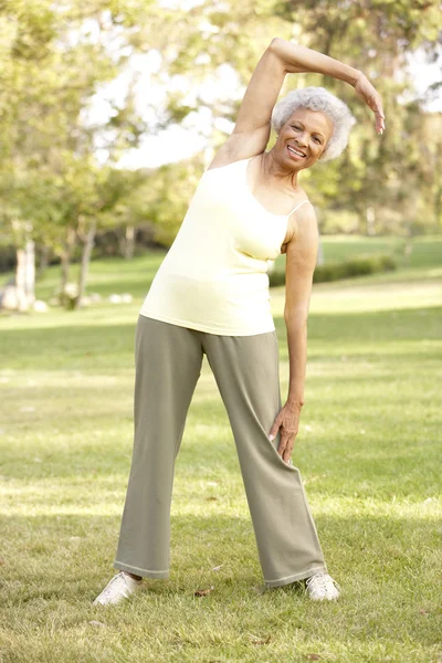 Mujer mayor haciendo ejercicio en el parque —  Fotos de Stock