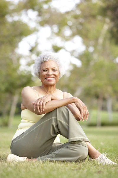 Старша Жінка Розслабляється Після Вправ — стокове фото