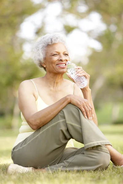Starší žena relaxační po cvičení — Stock fotografie