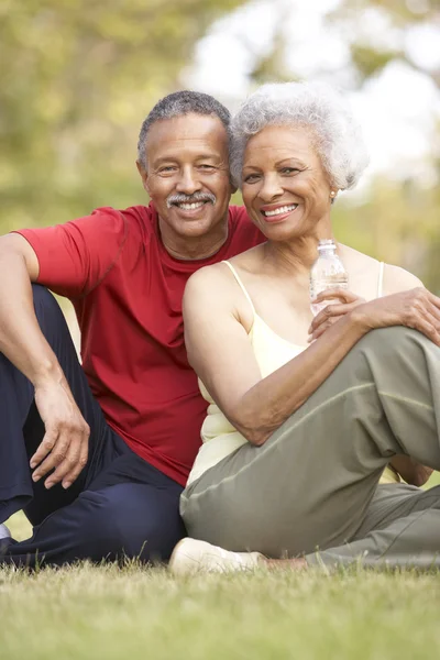 Seniorenpaar Ruht Sich Nach Übung Aus — Stockfoto