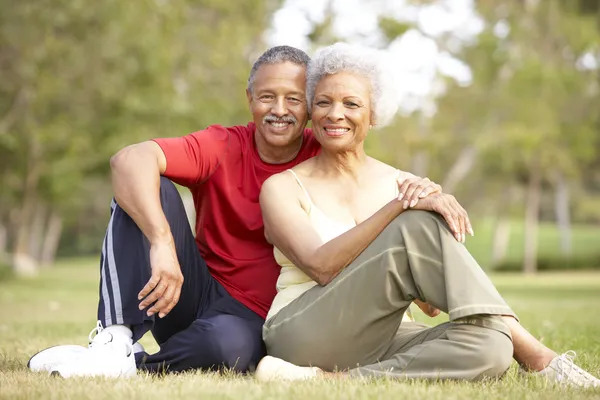 Seniorenpaar ruht sich nach Übung aus — Stockfoto