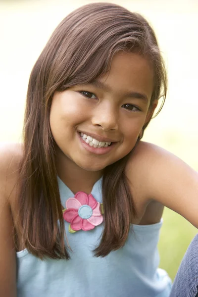 Portret van een jong meisje in het park — Stockfoto