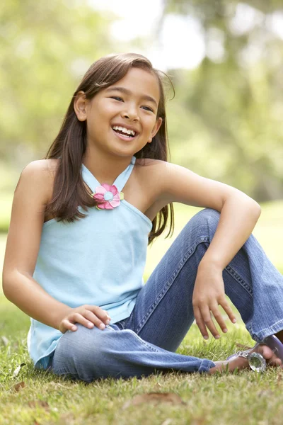 Porträtt av ung flicka i parken — Stockfoto