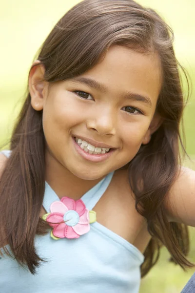 Portret van een jong meisje in het park — Stockfoto