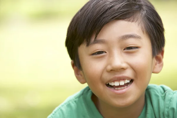 Portrét mladého chlapce v parku — Stock fotografie