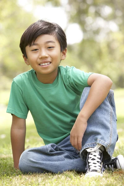Πορτρέτο της νεαρό αγόρι στο πάρκο — Φωτογραφία Αρχείου